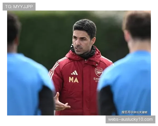 特写镜头：训练场上，阿森纳主帅阿尔特塔亲自指导后卫出球练习